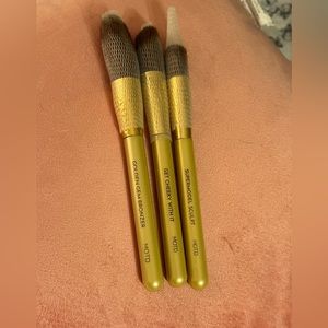 Make up brushes set of three pieces 🌹🌹